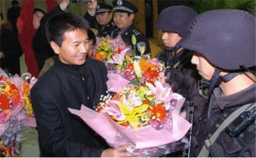 04年明星吴若甫绑架案，北京第一悍匪王立华，是个怎样的人？