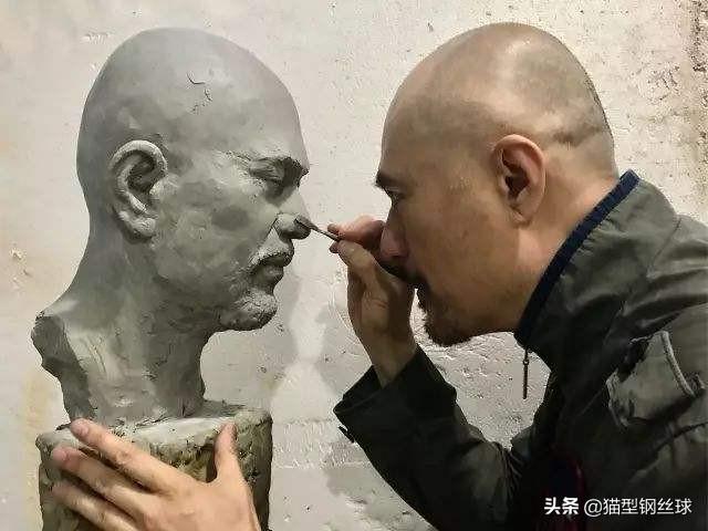 如何评价徐锦江的书画雕塑作品？