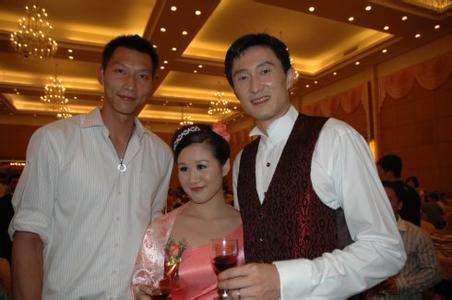 马晨菲比杜锋小6岁,两人于2009年分别在广东和新疆举办了婚礼,婚后